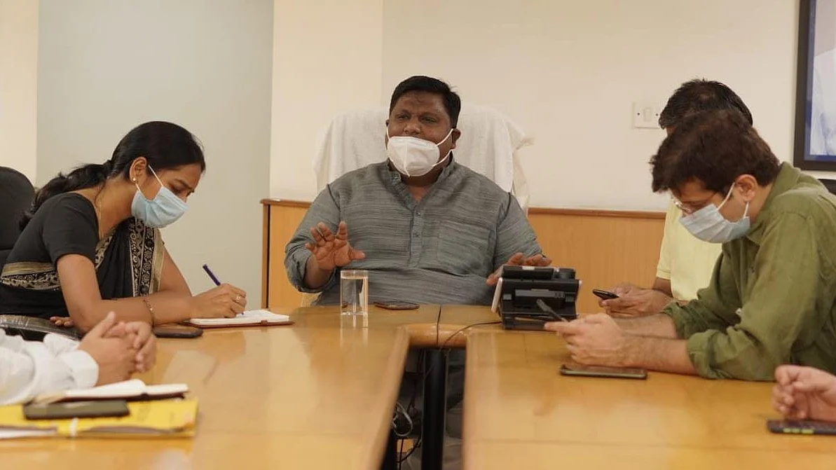 دہلی کے وزیر خوراک عمران حسین (درمیان میں)