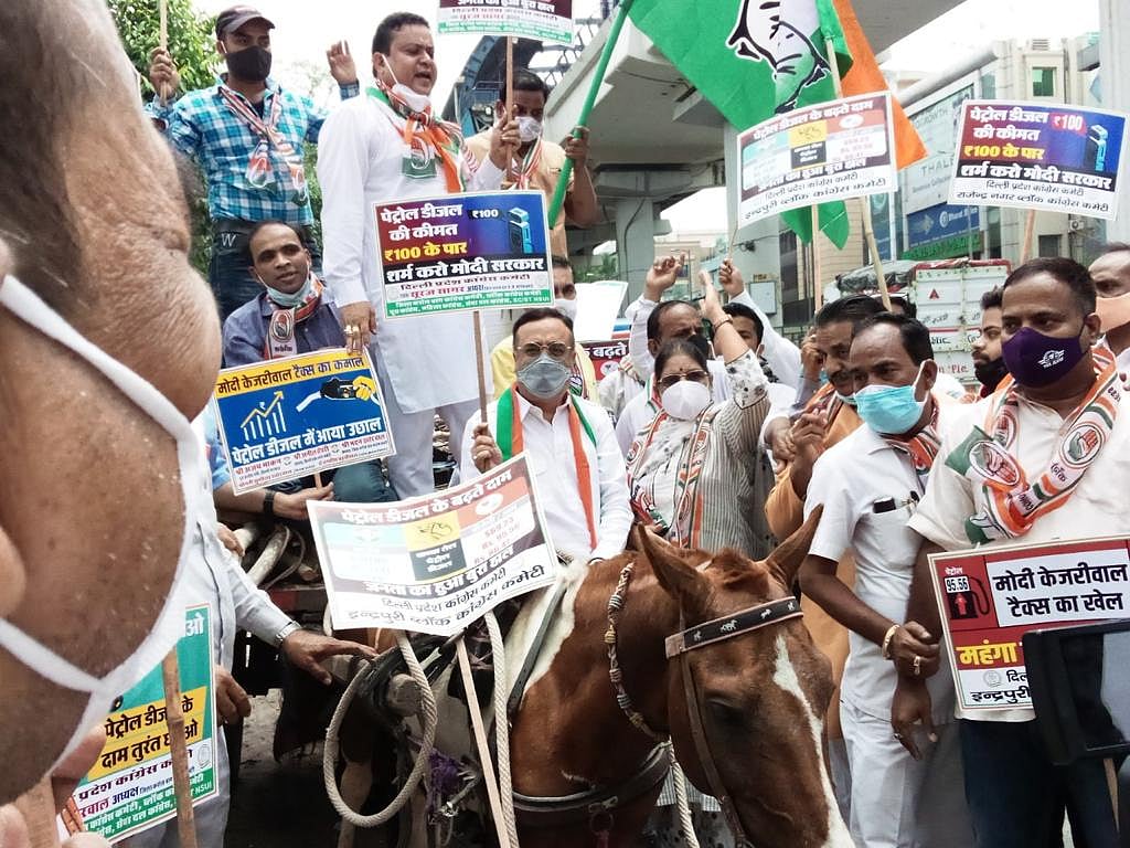 پٹرول-ڈیزل کی قیمتوں میں بے تحاشہ اضافہ کے خلاف دہلی کانگریس کا زبردست مظاہرہ، دیکھیں تصویری جھلکیاں