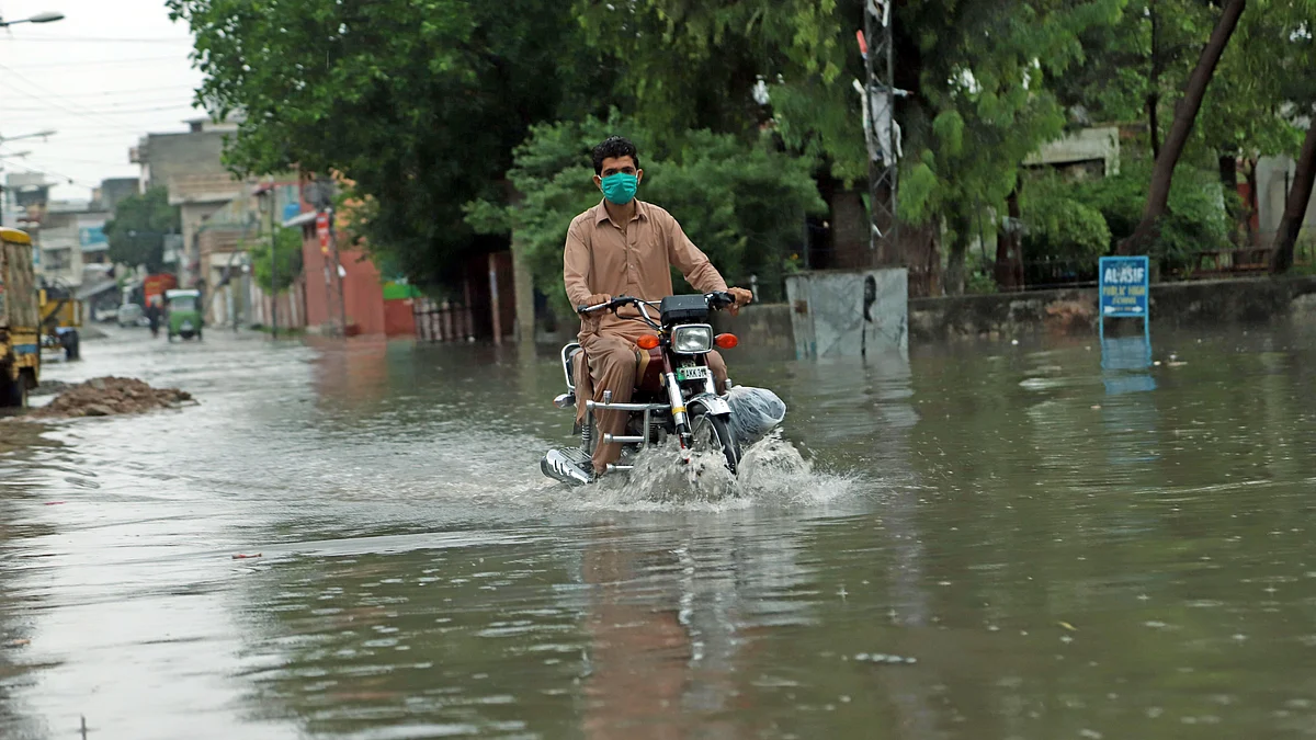 پاکستان میں بارش، فائل تصویر / Getty Images