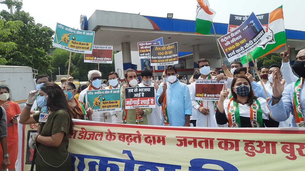پٹرول-ڈیزل کی قیمتوں میں بے تحاشہ اضافہ کے خلاف دہلی کانگریس کا زبردست مظاہرہ، دیکھیں تصویری جھلکیاں