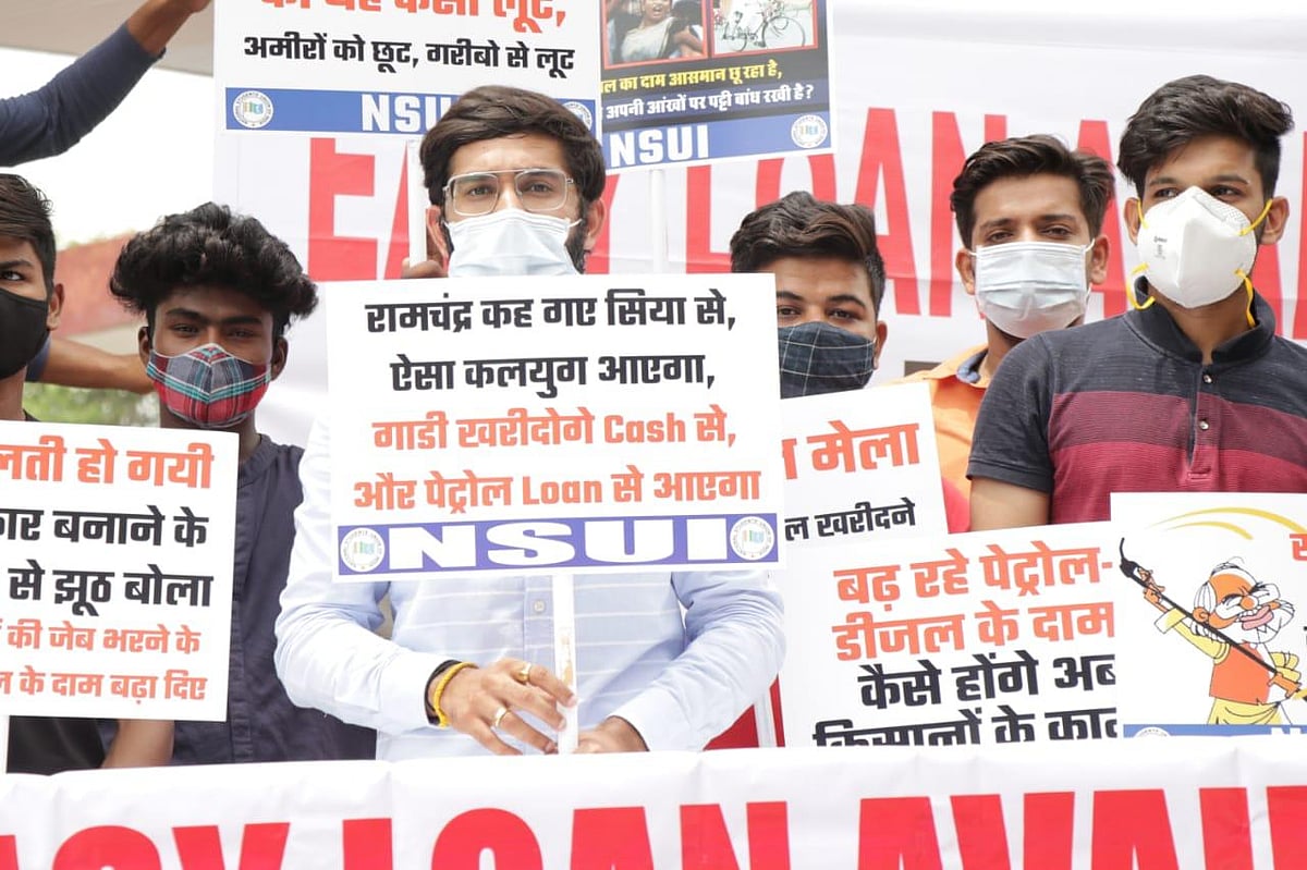 پٹرول-ڈیزل کی قیمتوں میں بے تحاشہ اضافہ کے خلاف دہلی کانگریس کا زبردست مظاہرہ، دیکھیں تصویری جھلکیاں