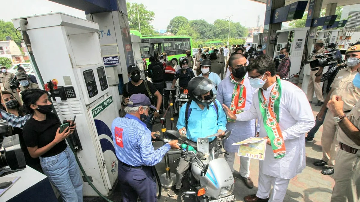 پٹرول-ڈیزل، تصویر قومی آواز / وپن