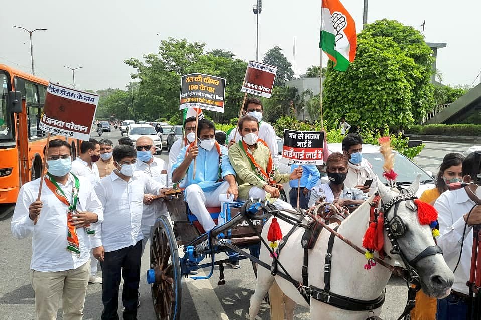 پٹرول-ڈیزل کی قیمتوں میں بے تحاشہ اضافہ کے خلاف دہلی کانگریس کا زبردست مظاہرہ، دیکھیں تصویری جھلکیاں