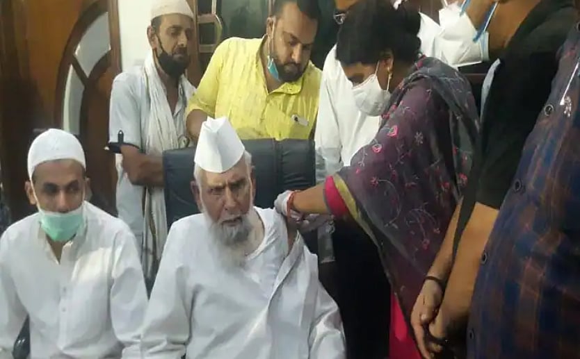 ’اللہ کی حفاظت میں ہوں‘ کہہ کر کورونا ویکسین کی مخالفت کرنے والے رکن پارلیمنٹ شفیق الرحمن برق نے لگوائی ویکسین