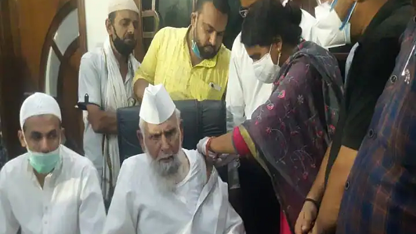 ویکسین لگواتے ہوئے رکن پارلیمنٹ شفیق الرحمن برق