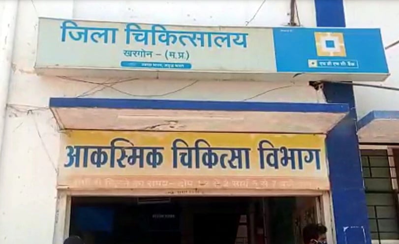 مدھیہ پردیش: اسپتال کے آئی سی یو میں اے سی-پنکھے بند، مریضوں کے تیماردار کپڑے سے ہوا دینے کو مجبور