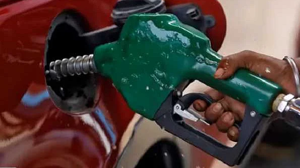 پٹرول ڈیزل / تصویر یو این آئی