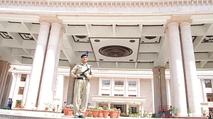 ’لیو ان‘ میں رہ رہی شادی شدہ خاتون کو تحفظ دینے سے ہائی کورٹ کا انکار، جرمانہ بھی عائد