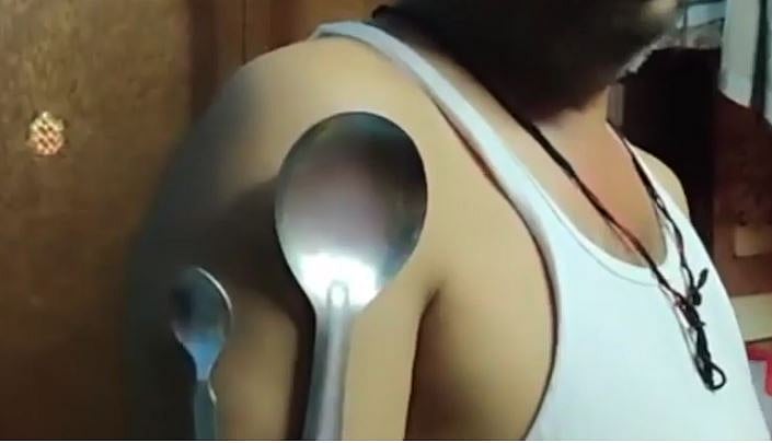 کورونا ویکسین لیتے ہی جسم میں پیدا ہوئی مقناطیسی قوت، کیا ہے وائرل ویڈیو کا سچ؟