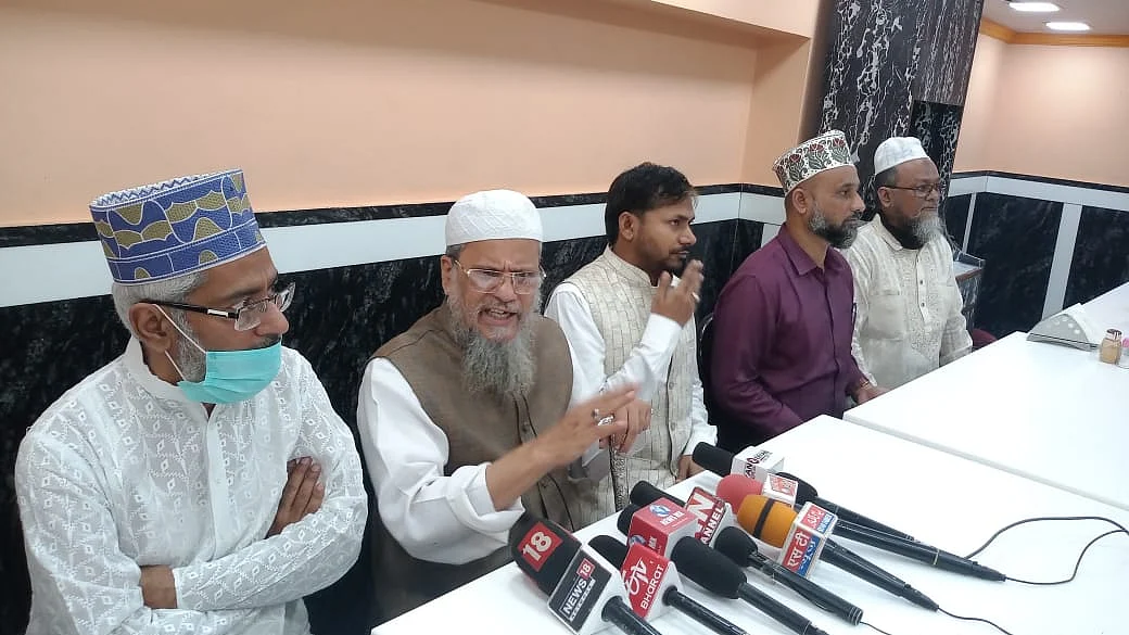 پریس کانفرنس سے خطاب کرتے ہوئے رضا اکیڈمی کے سربراہ الحاج مولانا سعید نوری