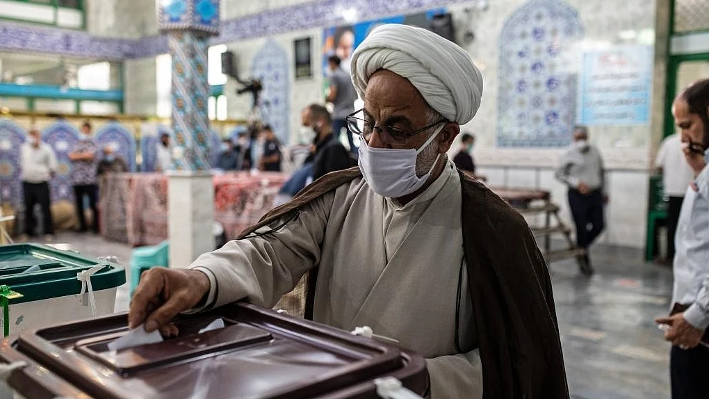 ایرانی صدارتی انتخابات میں ووٹ ڈالتے ہوئے ایک شخص تصویر آئی اے این ایس 