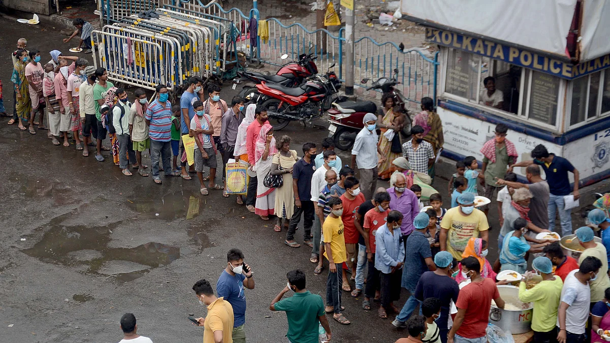 کلکتہ میں کھانا تقسیم کرتے سماجی کارکن / یو این آئی