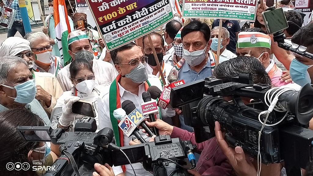 پٹرول-ڈیزل کی قیمتوں میں بے تحاشہ اضافہ کے خلاف دہلی کانگریس کا زبردست مظاہرہ، دیکھیں تصویری جھلکیاں