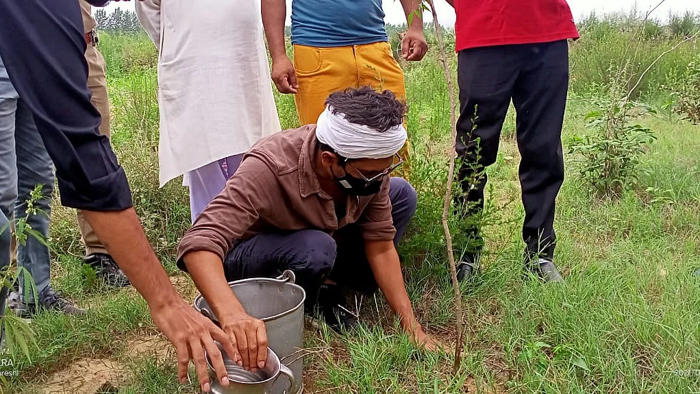 نیم کا درخت لگاتے ہوئے نوازالدین صدیقی