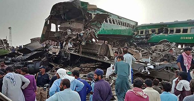 پاکستان: سرسید ایکسپریس اور ملت ایکسپریس ٹرین حادثہ کی خوفناک تصویریں آئیں سامنے