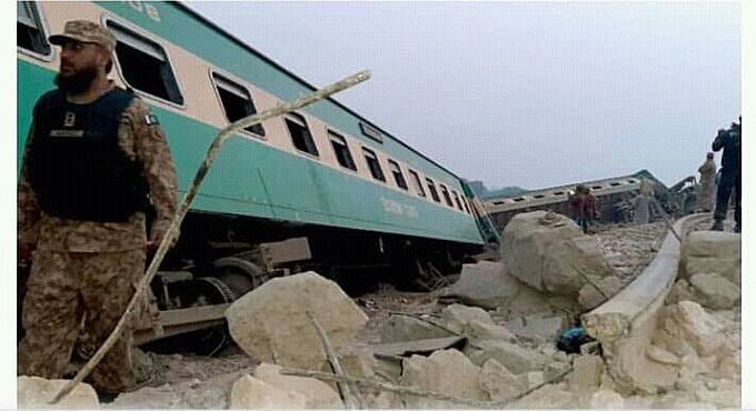 پاکستان: سرسید ایکسپریس اور ملت ایکسپریس ٹرین حادثہ کی خوفناک تصویریں آئیں سامنے