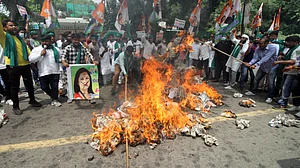 کسانوں کو 'موالی' کہنے پر یوتھ کانگریس نے میناکشی لیکھی کا پھونکا پتلا، معافی مانگنے کا مطالبہ