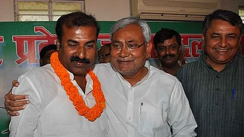 نتیش کمار کے ساتھ مدن سہنی