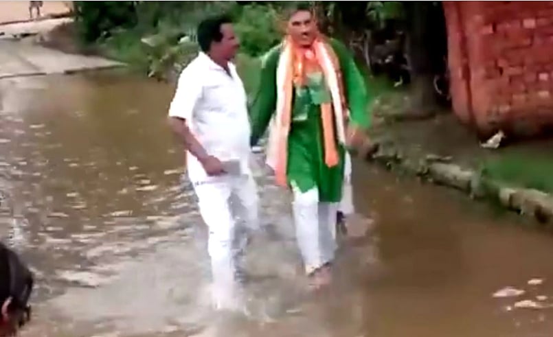 یو پی: ناراض عوام نے بی جے پی رکن اسمبلی کو گندے پانی میں چلنے کو کیا مجبور، ویڈیو وائرل