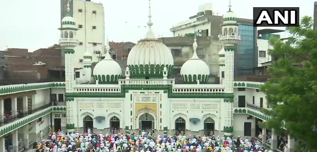 کووڈ ضابطوں پرعمل کرتے ہوئے لوگ منا رہے ہیں عیدالاضحیٰ