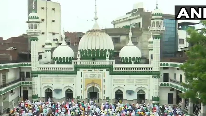 پنجاب میں عید کی نماز ادا کرتے لوگوں کی تصویر بشکریہ اےاین آئی ٹویٹ