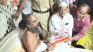 گجرات: رتھ یاترا سے قبل مسلمانوں نے چاندی کا رتھ مہنت کو سونپا