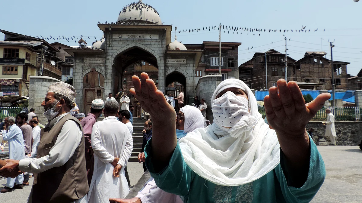 سری نگر کی خانقاہ معلیٰ میں دعا مانگتی خاتون / یو این آئی