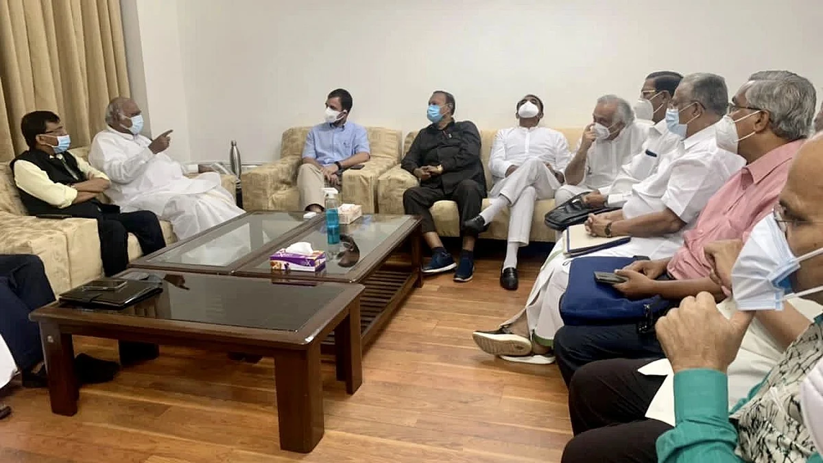 حزب اختلاف کے اجلاس میں راہل گاندھی اور دیگر اپوزیشن لیڈران / ٹوئٹر