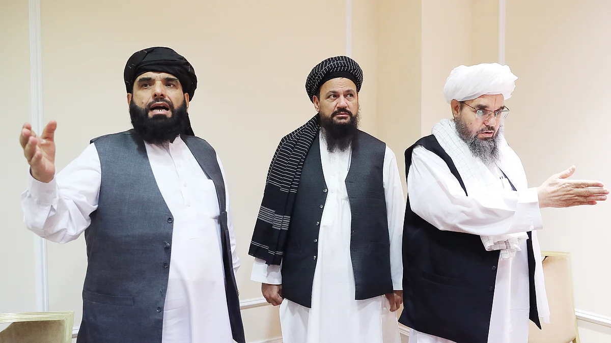 ماسکو میں پریس کانفرنس کے دوران طالبان لیڈران سہیل شاہین، لطیف منصور اور شہاب الدین دلاور / Getty Images