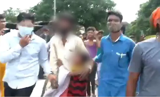 مسلم رکشہ والے سے جبراً لگوایا گیا ’جے شری رام‘ کا نعرہ، معصوم بیٹی مانگتی رہی رحم کی بھیک