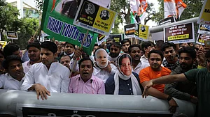 نجی شعبے کو عوامی اثاثوں میں شراکت دار بنانے کے مودی حکومت کے منصوبے کے خلاف احتجاج کا منظر