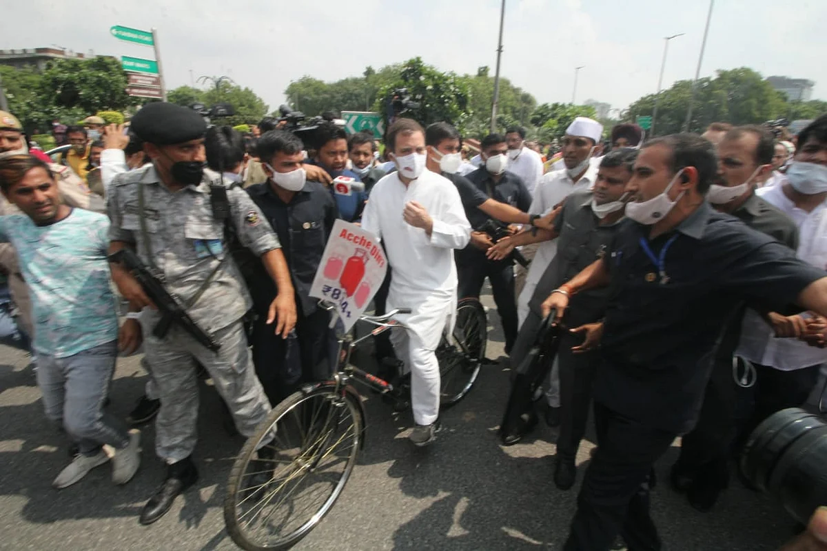 اپوزیشن کی ’بریک فاسٹ میٹنگ‘ میں 14 جماعتوں کی شرکت، اجلاس کے بعد راہل گاندھی کا سائیکل مارچ