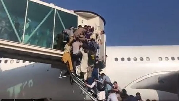 ہوائی جہاز میں چڑھنے کی جدو جہد کرتے افغان شہری، تصویر ویڈیو گریب
