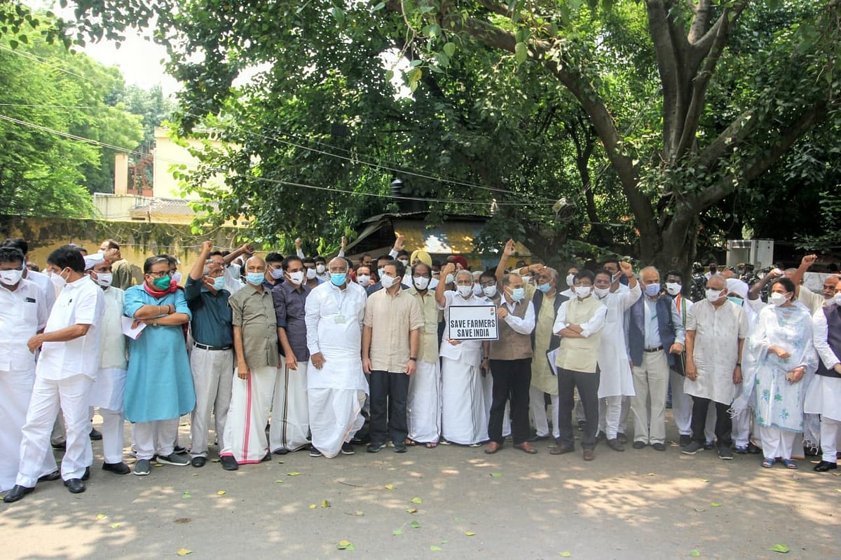 جنتر منتر پر کسانوں کی حمایت میں مظاہرہ کرنے پہنچے اپوزیشن لیڈران