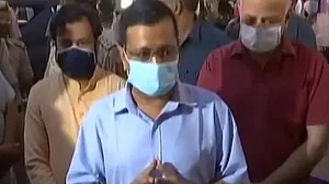 دہلی ریپ اور قتل معاملہ: متاثرہ دلت کنبہ سے ملنے پہنچے کیجریوال، اسٹیج ٹوٹا اور بغیر ملے ہی لوٹ گئے!
