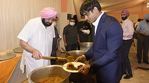 ٹوکیو اولمپک میں میڈل جیتنے والوں کو کیپٹن امرندر نے کھلایا اپنے ہاتھوں سے تیار ’چکن پلاؤ‘