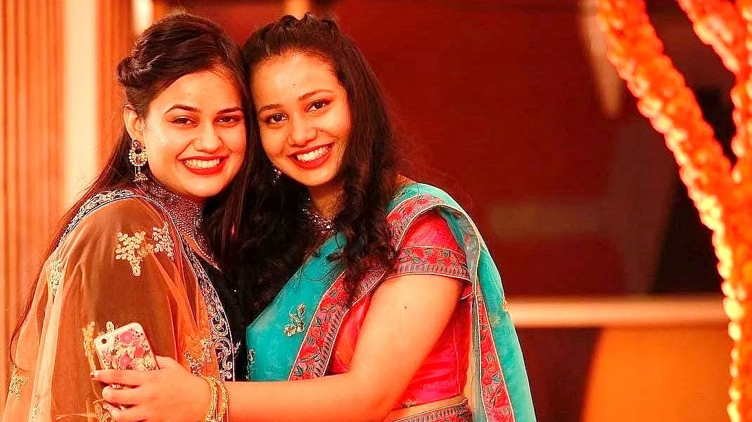 اپنی بہن ٹینا ڈابی کے ساتھ ریا ڈابی (دائیں جانب) / تصویر آئی اے این ایس