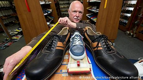 دنیا کے سب سے بڑے پاؤں کے لیے جوتے تیار