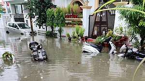 بھاری بارش کے سبب لکھنؤ کا برا حال، کئی علاقے غرقآب، ضلع مجسٹریٹ کی گھر سے باہر نہیں نکلنے کی ہدایت