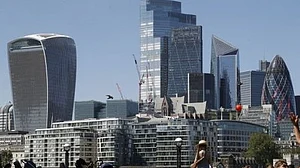 لندن: مقتولہ استانی سبینا نساء کی یاد میں شمعیں روشن