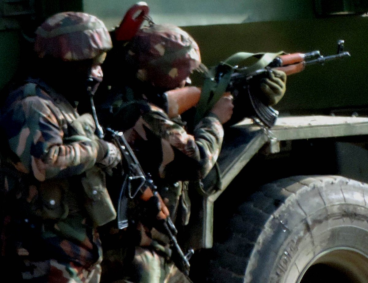 کشمیر میں دو دہشت گرد ہلاک، ایک پولیس اہلکار زخمی