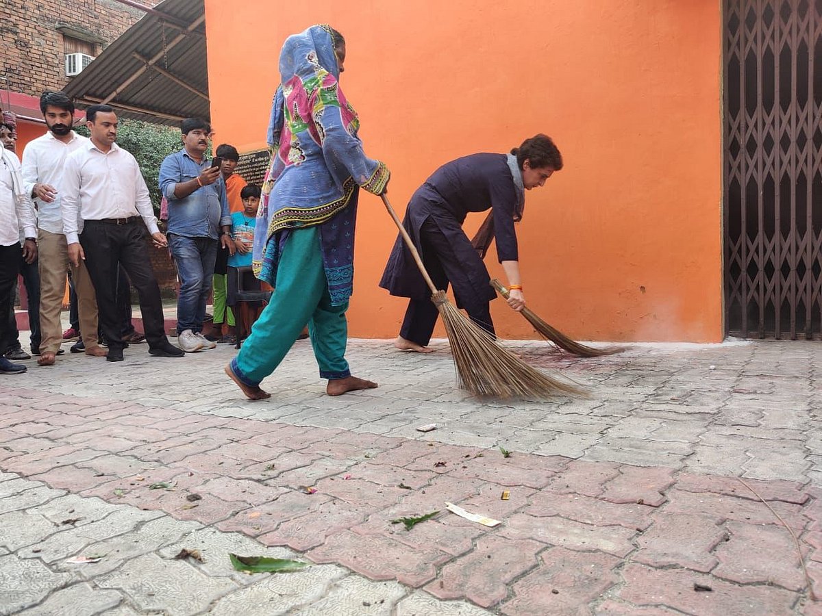 پرینکا گاندھی نے دلت بستی میں لگائی جھاڑو، مقامی افراد نے کی ستائش