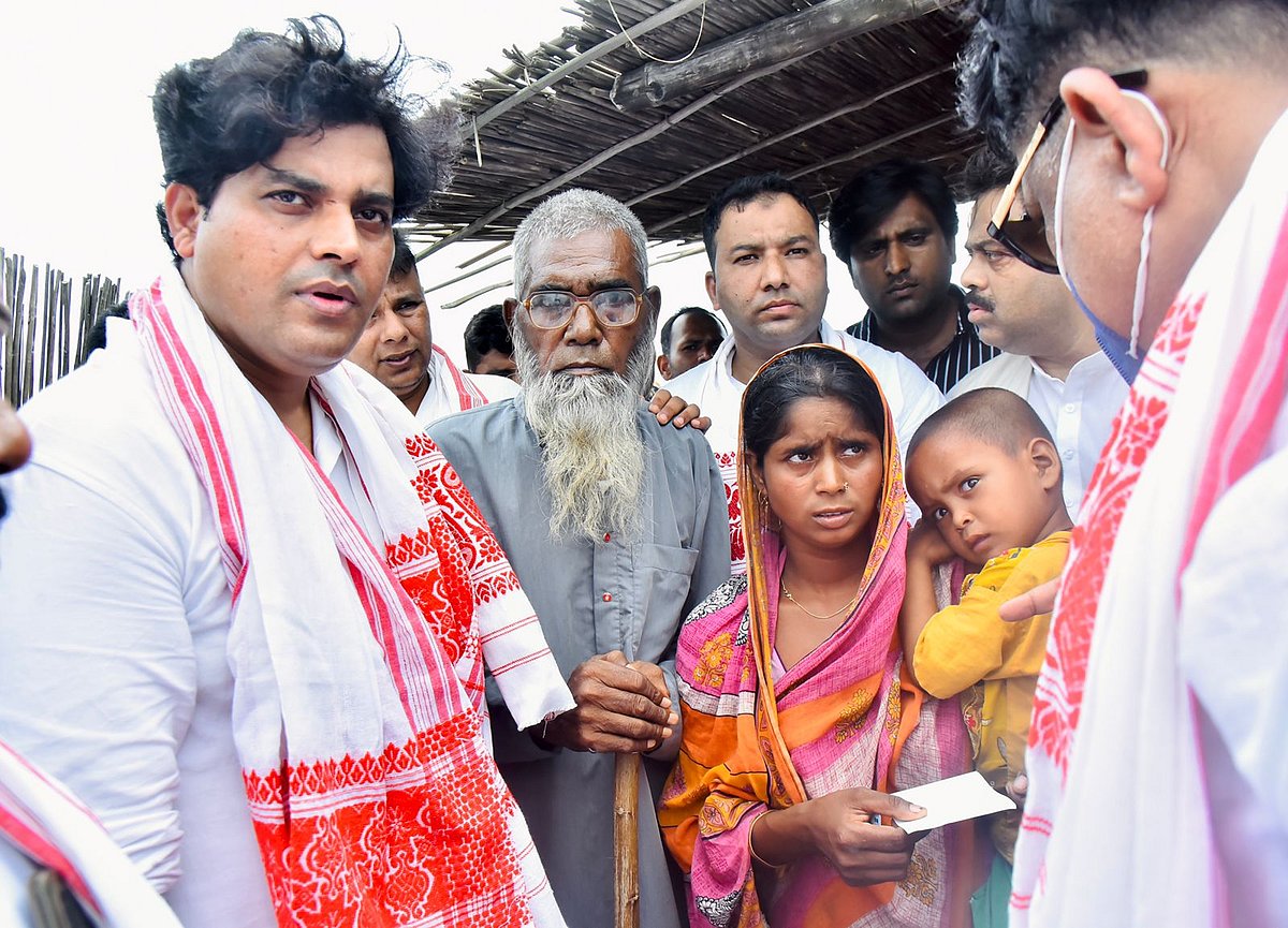 آسام تشدد: مہلوکین کے ورثا کو کانگریس لیڈر عمران پرتاپ گڑھی نے دیے ایک لاکھ روپے