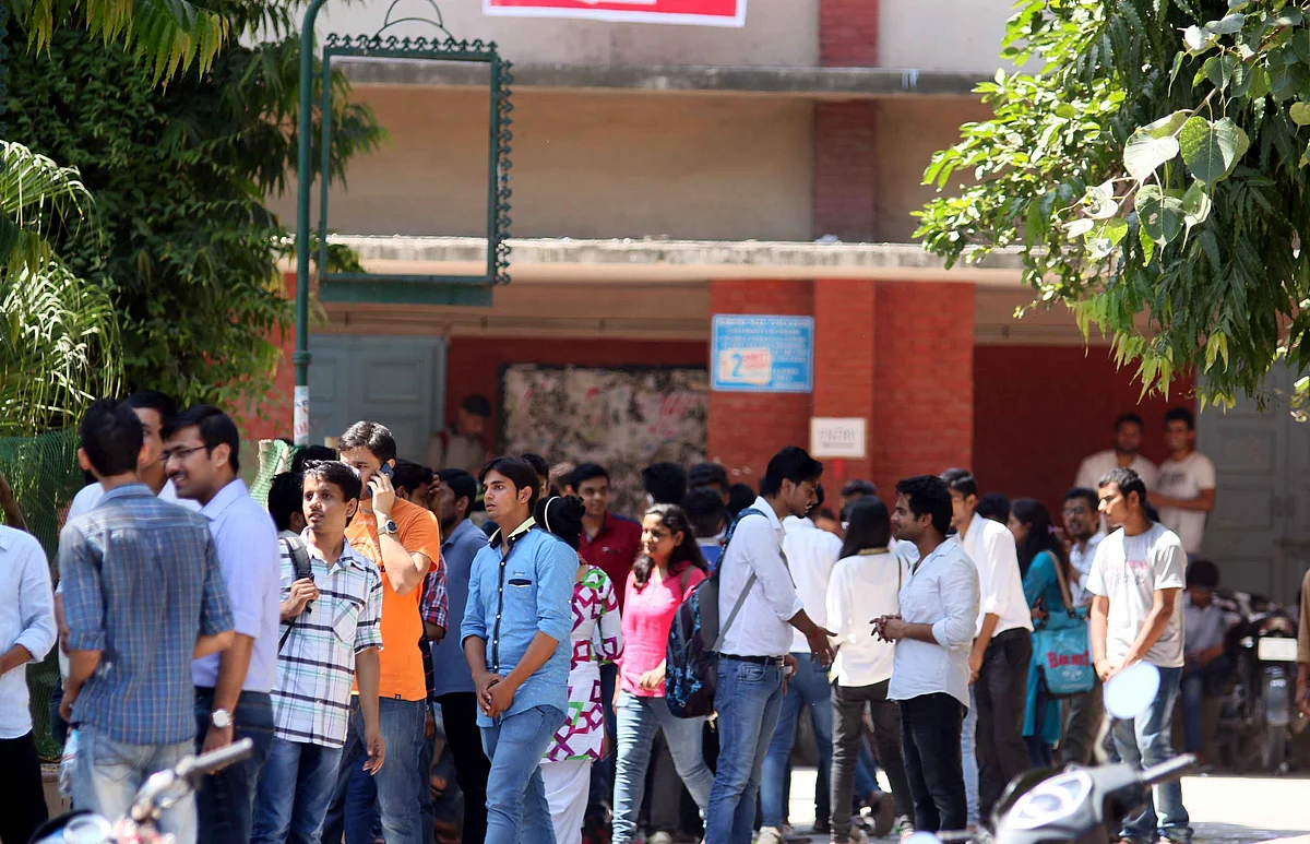 اعلیٰ تعلیم کا برا حال! تنخواہ کم، کام زیادہ... اجیت راناڈے