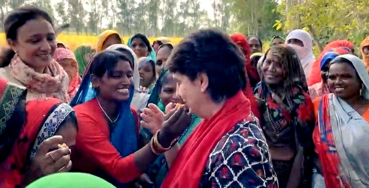 پرینکا گاندھی نے ’کھیت‘ میں خواتین سے کی ملاقات، ساتھ کھایا کھانا، دیکھیں ویڈیو