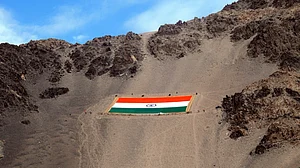 گاندھی جینتی پر لیہہ میں لہرایا کھادی سے بنا سب سے بڑا ترنگا