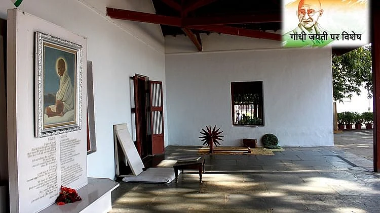 آج گاندھی جینتی ہے، کسی نے انھیں دیکھا ہے، سابرمتی آشرم میں تو نہیں ہیں باپو!