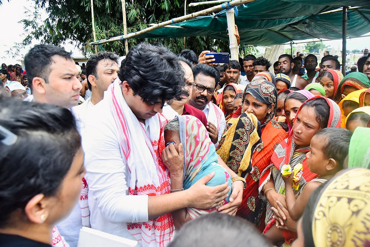 آسام تشدد: مہلوکین کے ورثا کو کانگریس لیڈر عمران پرتاپ گڑھی نے دیے ایک لاکھ روپے