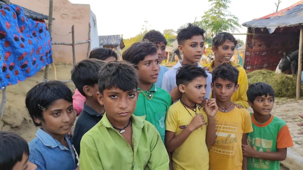 کنچے کھیلنے کی عمر میں بن گئے گھڑسوار، مگر اسکول نہیں جاتے