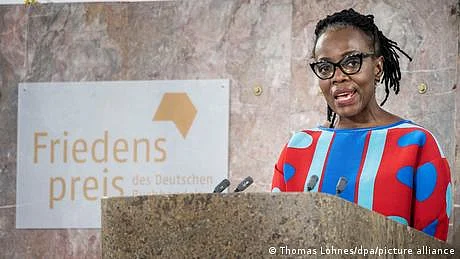 جرمن کتابی صنعت کا امن انعام زمبابوے کی مصنفہ دانگاریبموآ کو دے دیا گیا